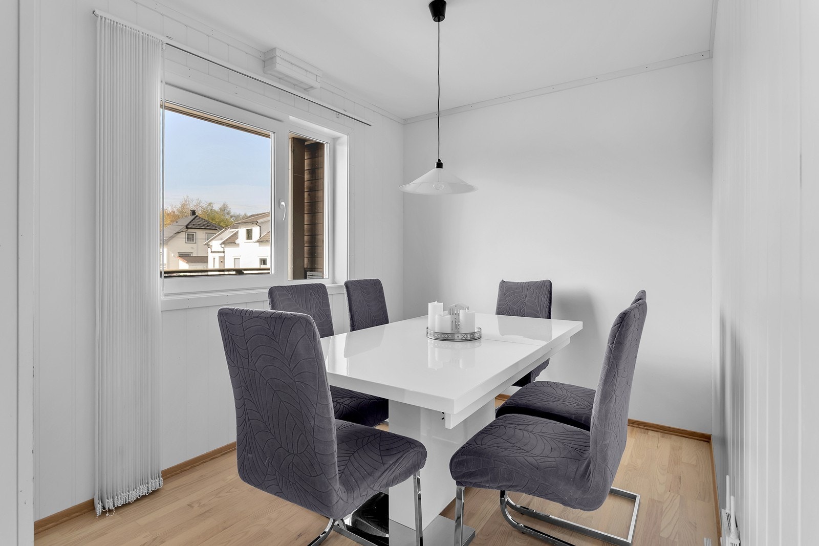 Naturlig spiseplass i tilknytning til kjøkken og oppholdsrom. Galleribilde