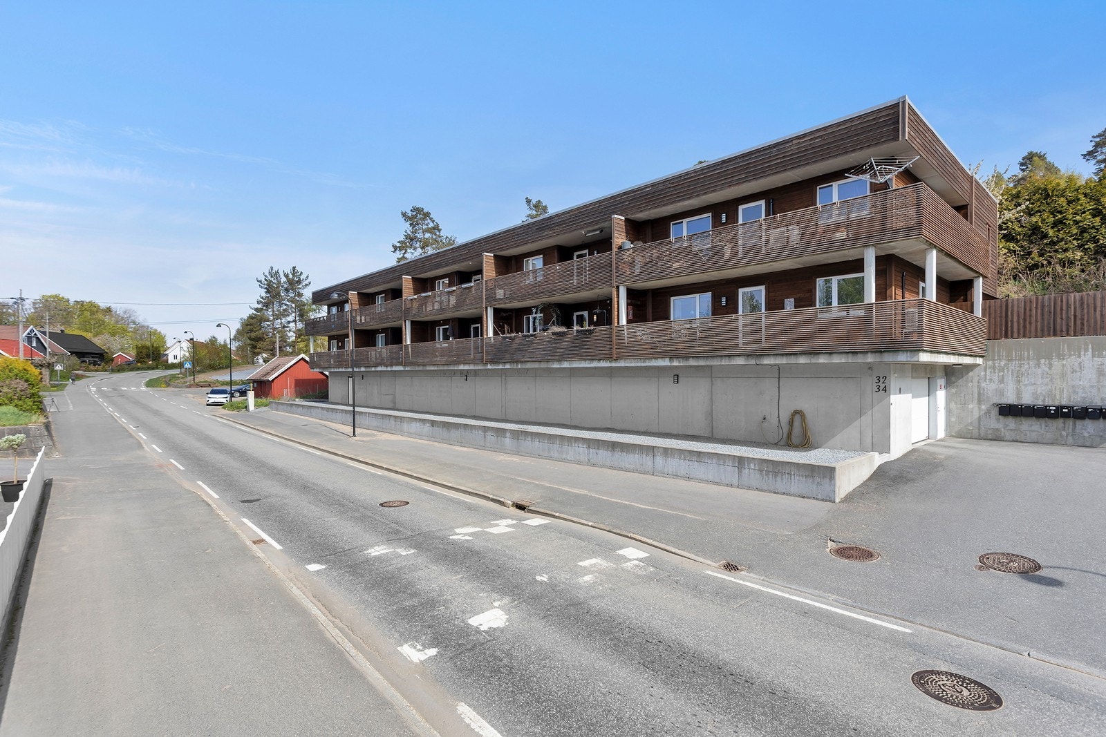 Det medfølger fast parkeringsplass i lukket kjelleranlegg med bod på ca. 5 kvm for ekstra oppbevaring. Galleribilde