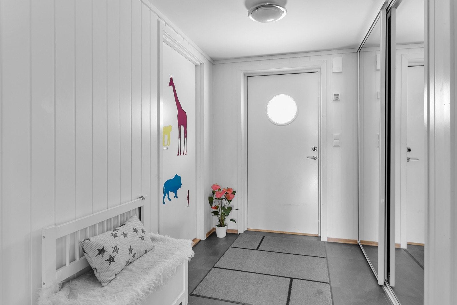 Velkommen inn! Entréen har gode muligheter for oppbevaring av yttertøy og sko i skyvedørsgarderobe. Galleribilde