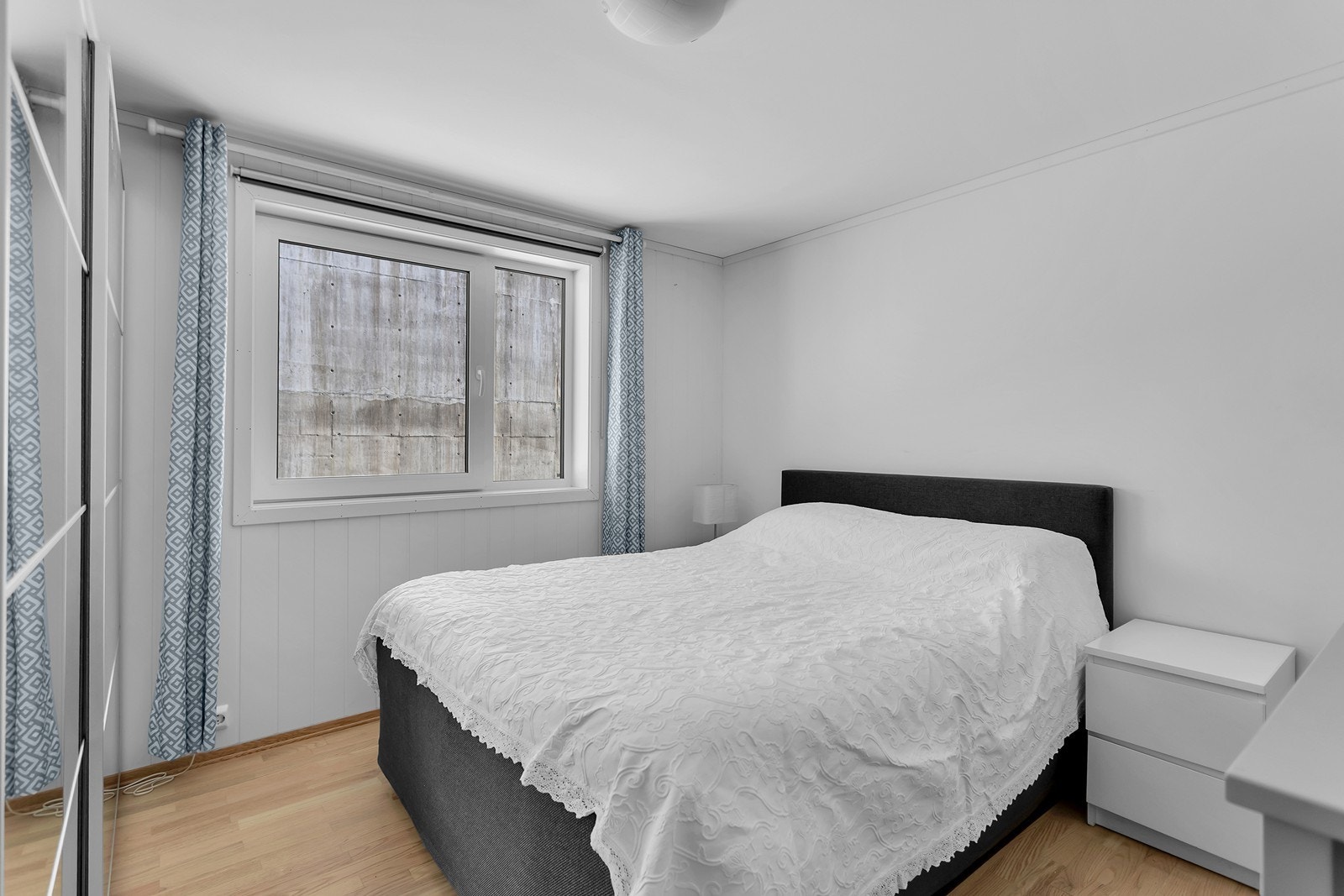 Romslig soverom med god plass til dobbeltseng. Her er også syvedørsgarderobe. Galleribilde