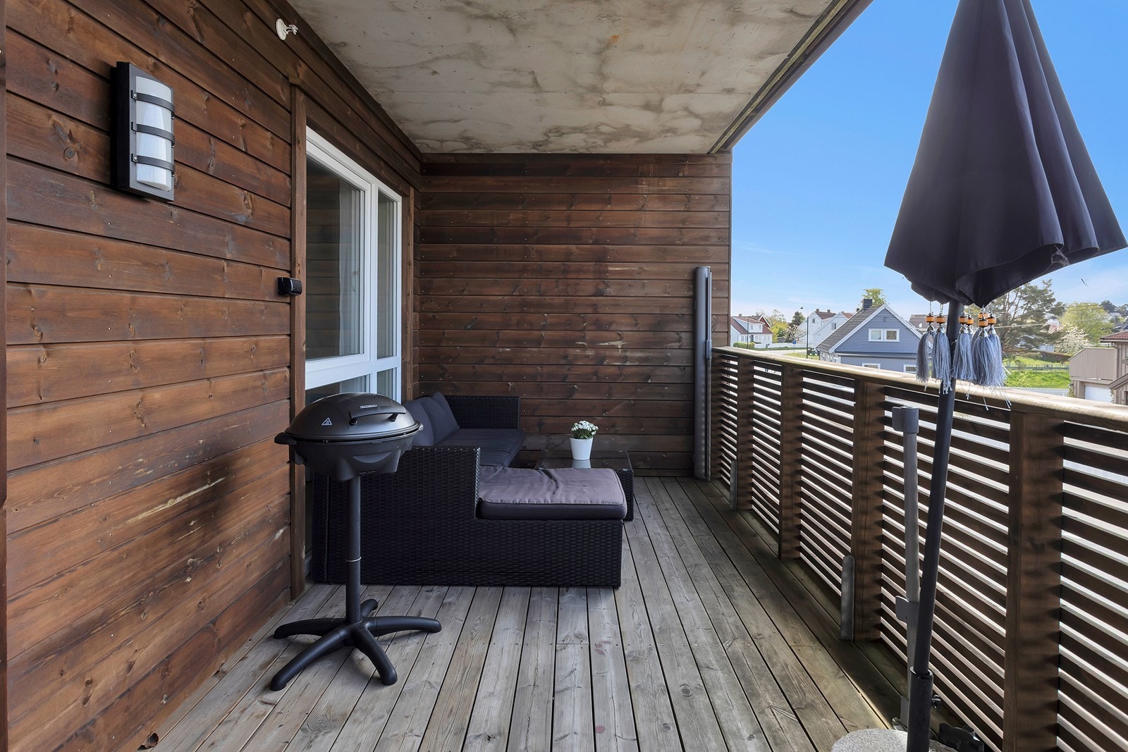 Overbygd veranda med plass til utemøbler - et hyggelig sted å nyte uteplassen uansett vær. Galleribilde