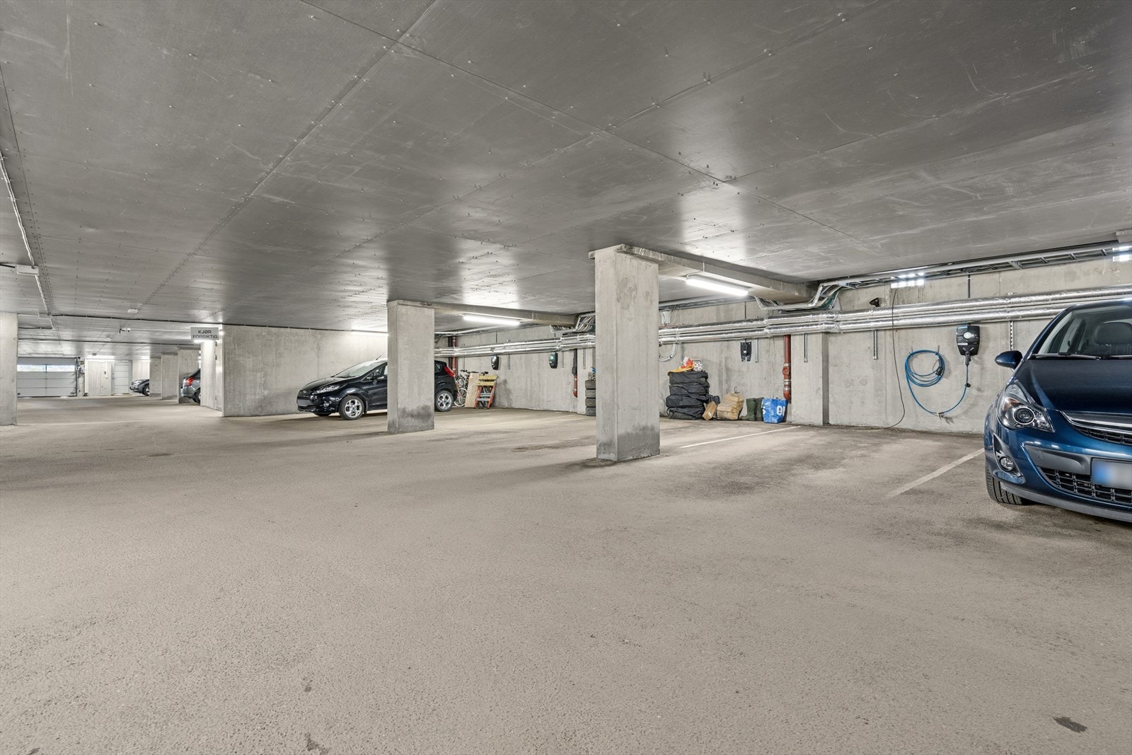 Fast parkering i garasjeanlegg. Galleribilde