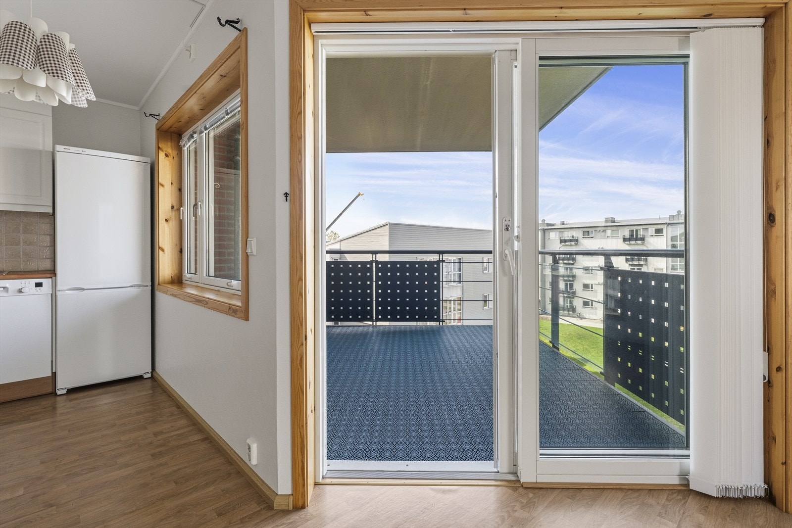 Fra stuen er det utgang til en romslig balkong. Galleribilde
