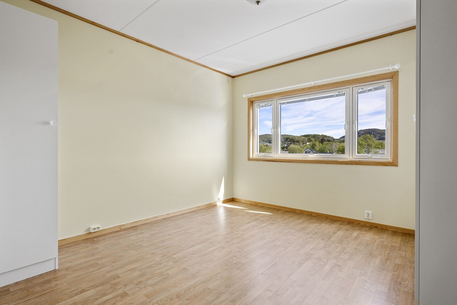 Hovedsoverommet har plass til dobbeltseng og nattbord. Stor skyvedørsgarderobe. Galleribilde