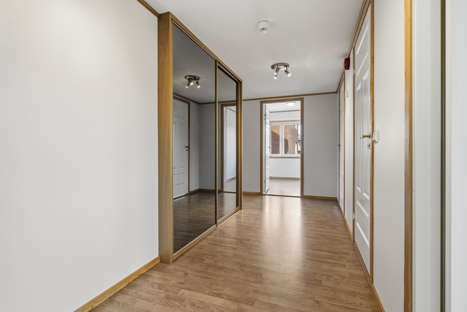 Romslig entré med en praktisk skyvedørsgarderobe. Galleribilde