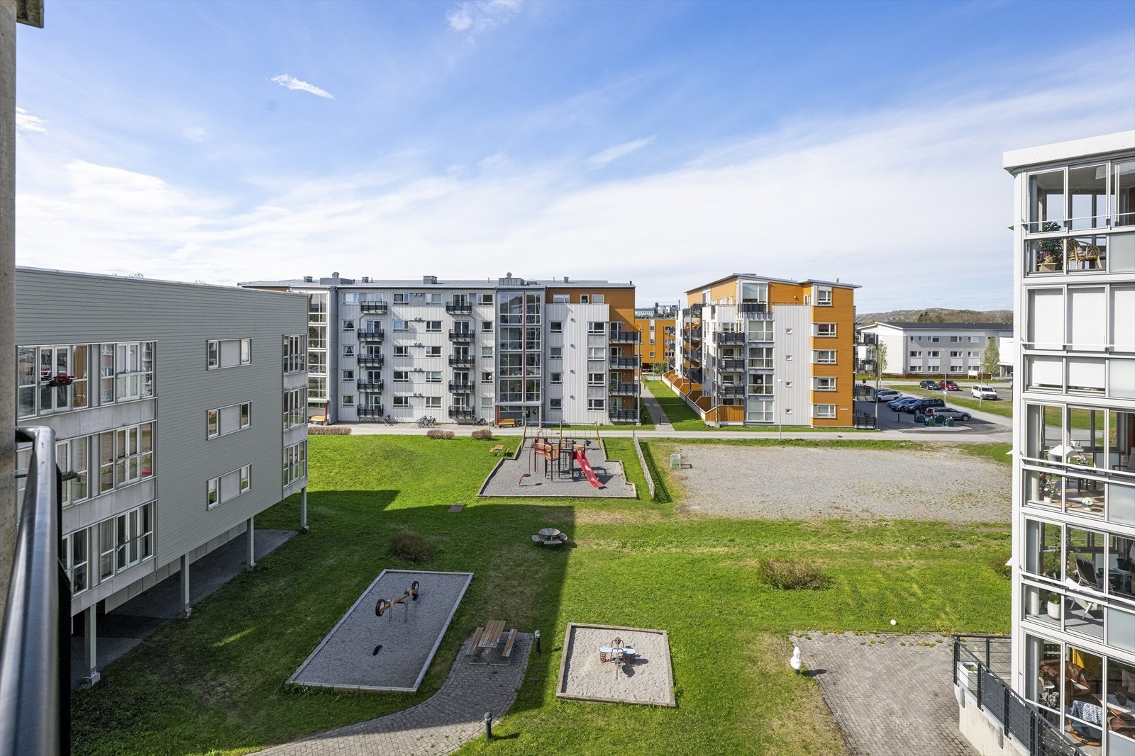Balkongen er perfekt for å nyte rolige morgenstunder, solrike ettermiddager og lange sommerkvelder. Galleribilde