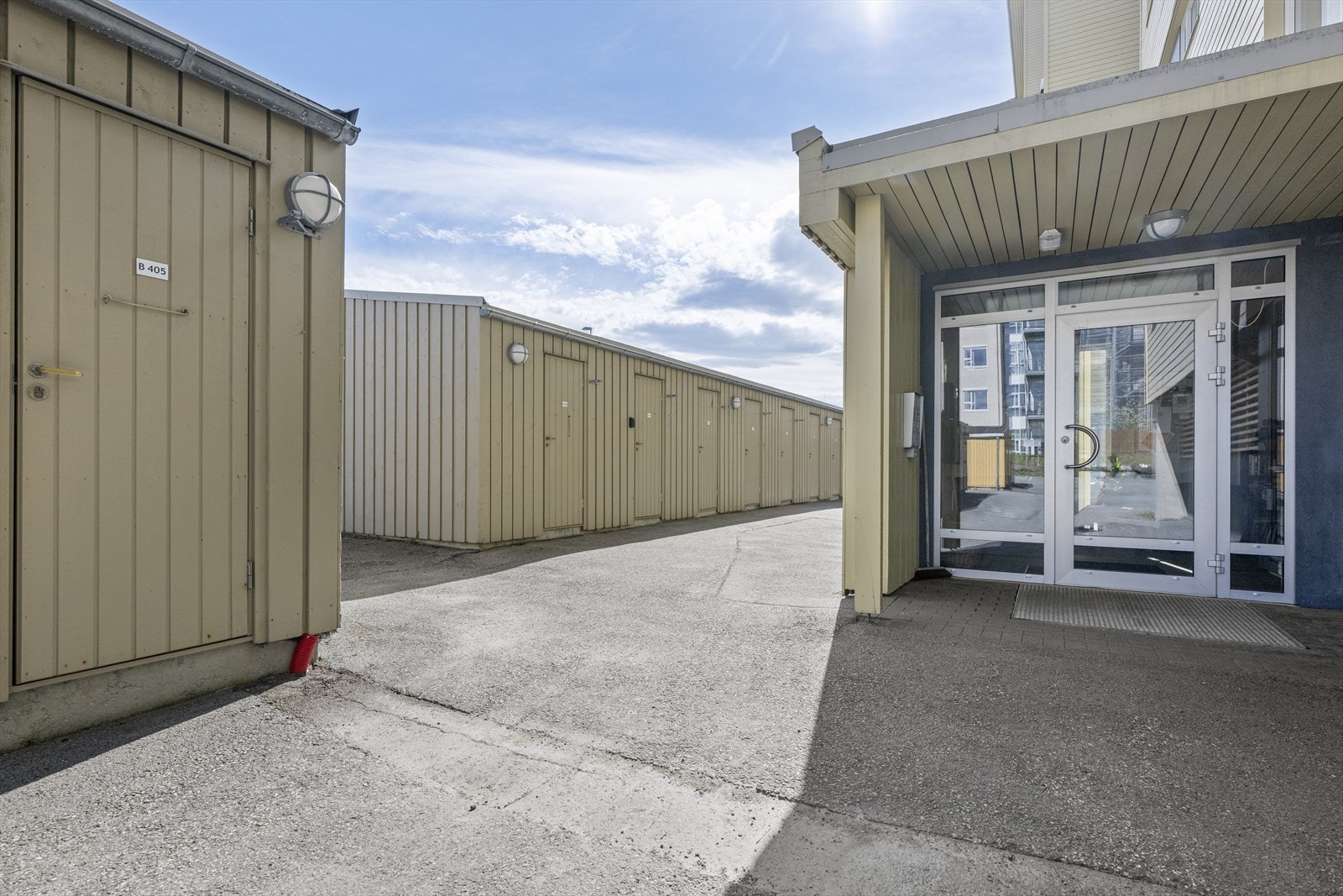 Trappefri adkomst til leilighetsblokken. Bod ute på 5 kvm. Galleribilde