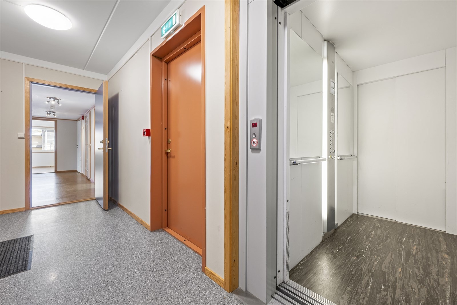 Enkel adkomst fra heisen til leiligheten. Galleribilde