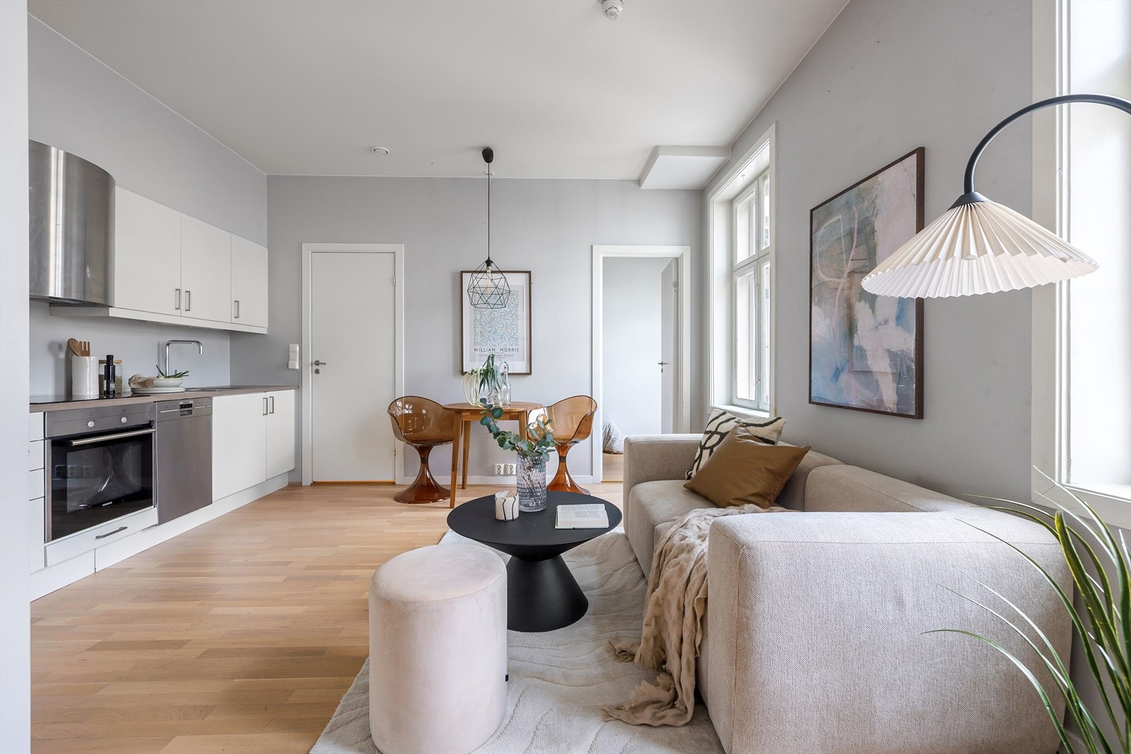 Stuen har en fleksibel planløsning med plass til både sittegruppe og spisebord. Galleribilde