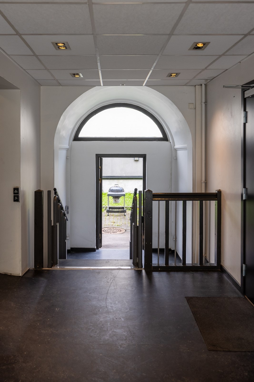 Innbydende inngangsparti med adkomst til skjermet bakgård med plen og grill. Galleribilde