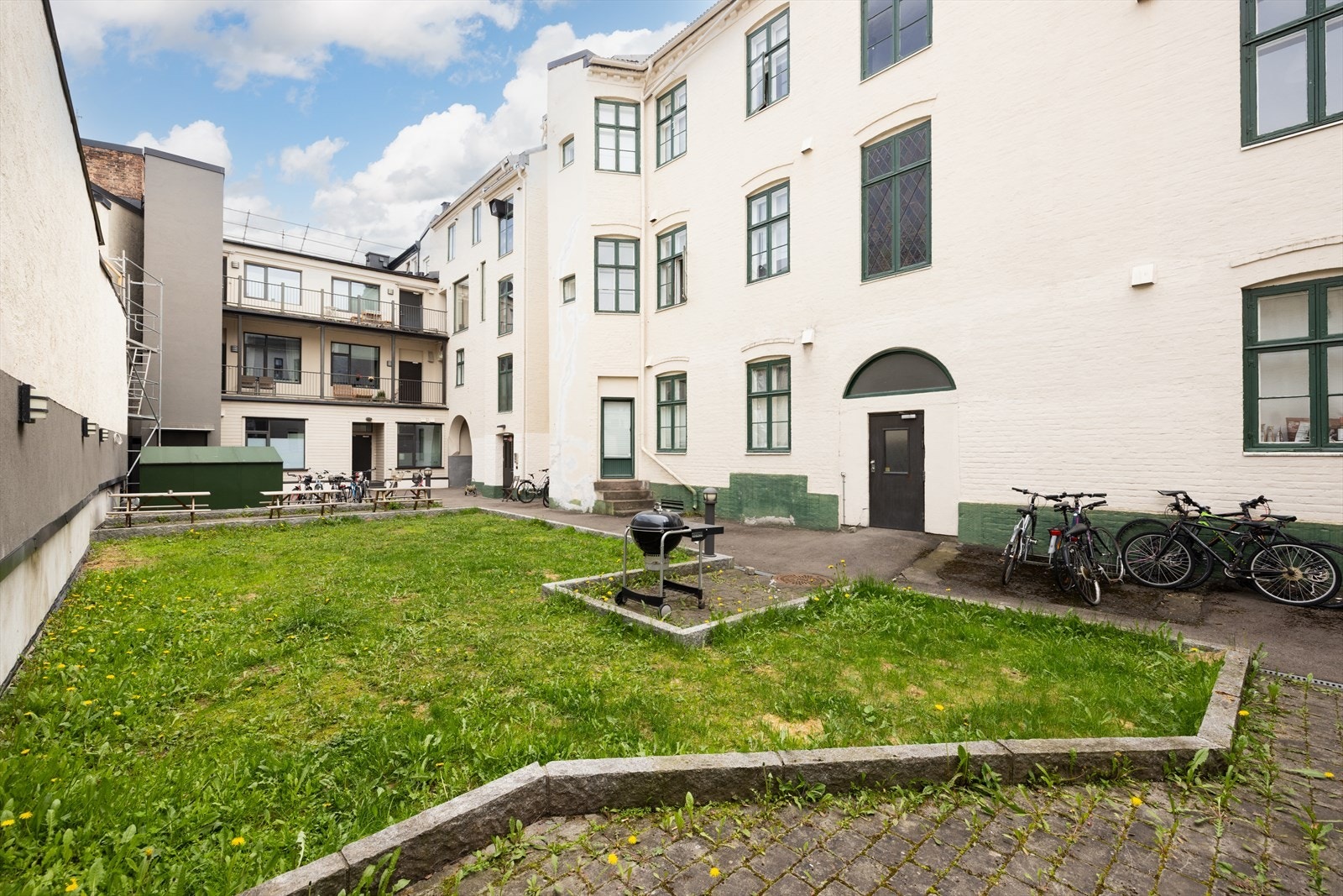En hyggelig bakgård med grønne omgivelser og sittegrupper bidrar til et trivelig bomiljø. Galleribilde