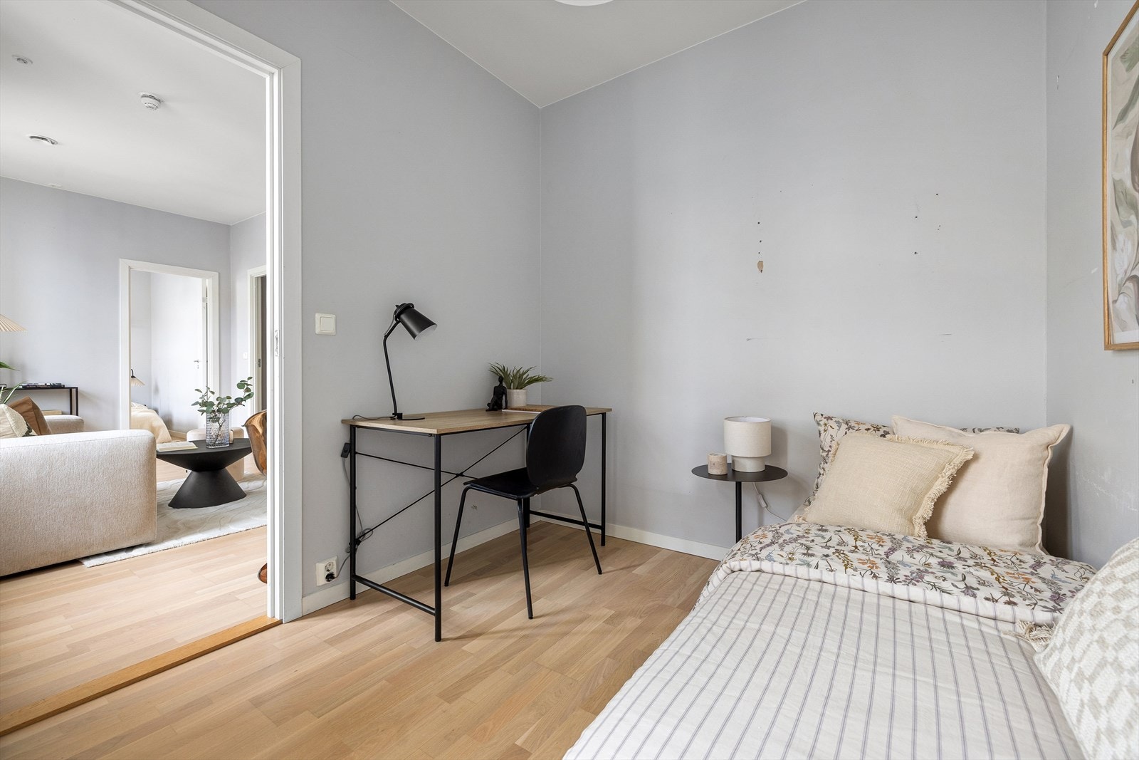 Med plass til både seng og arbeidsplass passer rommet godt til ulike behov. Galleribilde