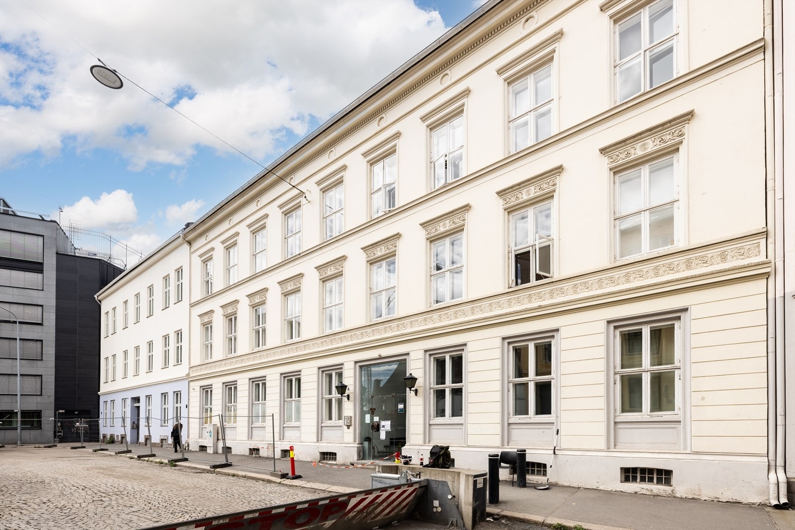 Klassisk bygård med flotte fasadedetaljer og sentral beliggenhet i attraktive Fredensborg. Galleribilde