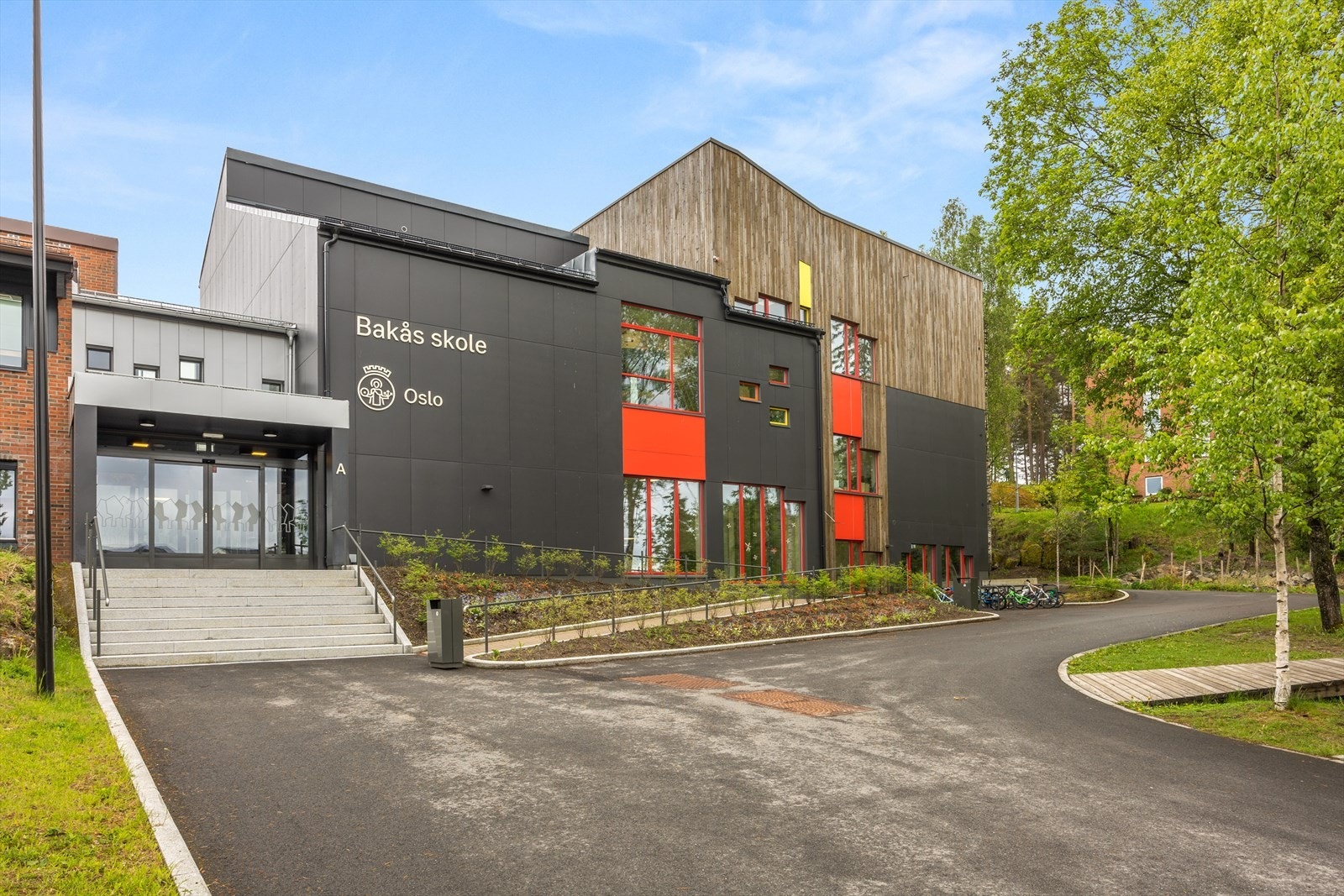 Boligen sokner til populære Bakås skole. Skolen er rehabilitert og bygget ut i 2022. Galleribilde