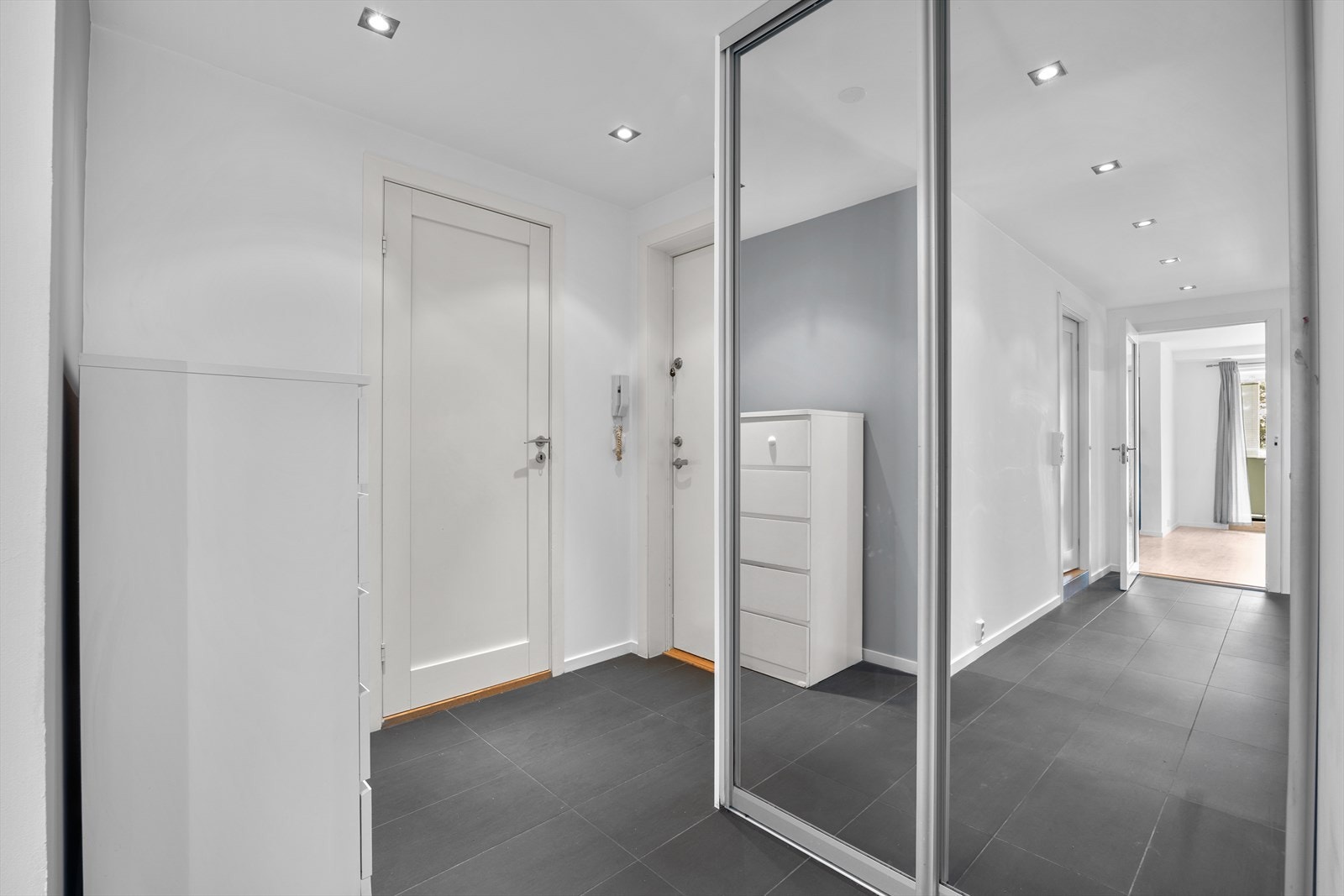 Romslig entré med praktisk skyvedørsgarderobe med gode oppbevaringsmuligheter. Galleribilde
