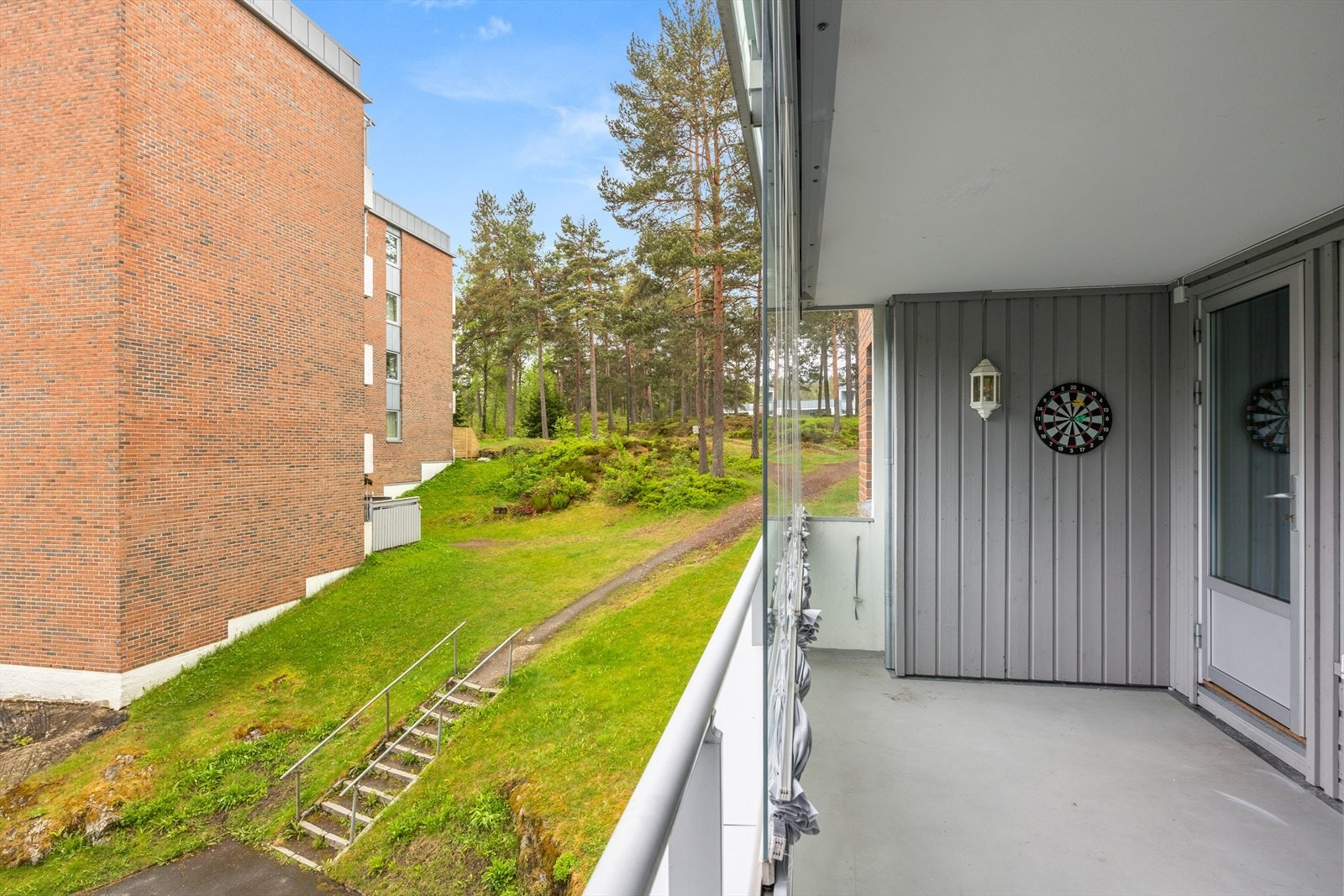 Fra stuen er det utgang til en sydøstvendt innglasset balkong på ca. 11 m² med gode solforhold. Balkongen gir ekstra oppholdsareal store deler av året. Galleribilde
