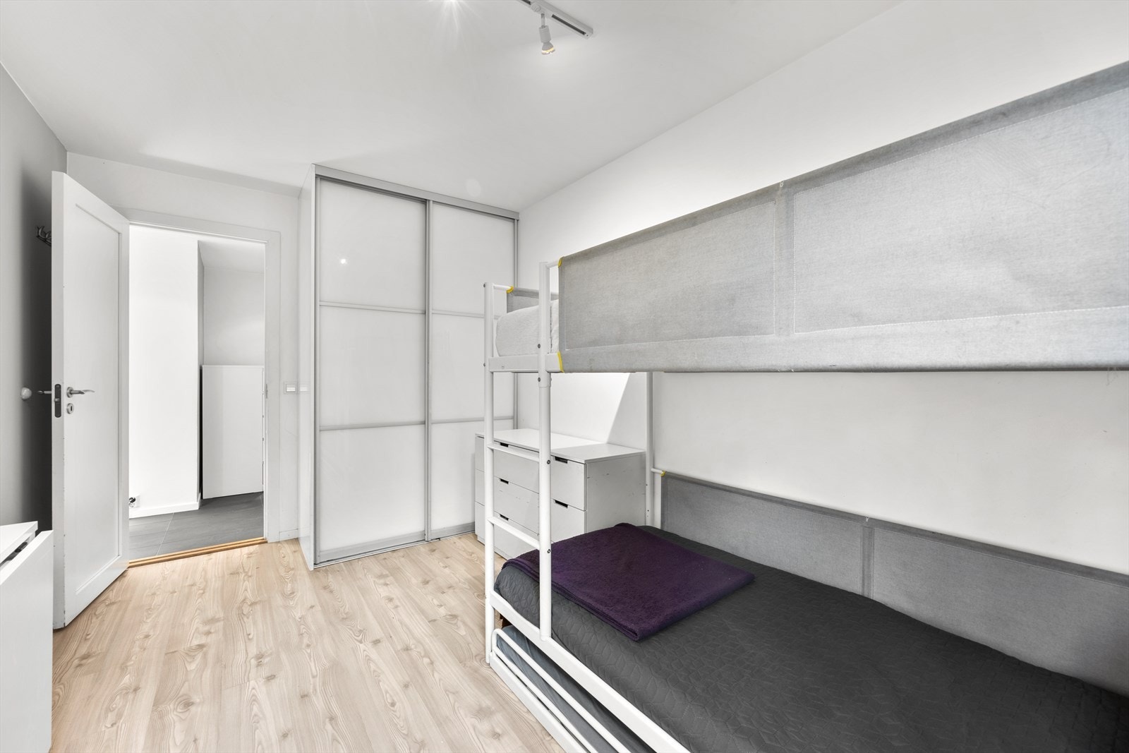 Soverom 2 med skyvedørsgarderobe. Galleribilde