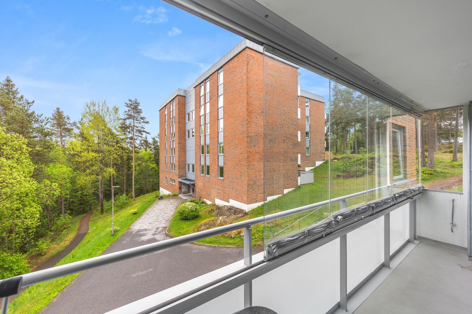 Fra stuen er det utgang til en sydøstvendt innglasset balkong på ca. 11 m² med gode solforhold. Balkongen gir ekstra oppholdsareal store deler av året. Galleribilde