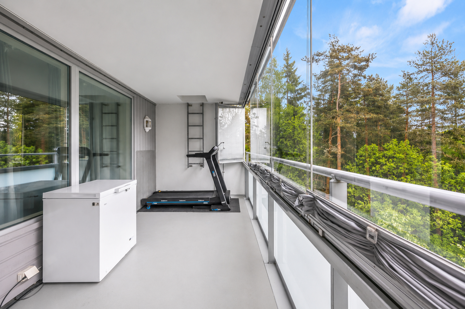 Fra stuen er det utgang til en sydøstvendt innglasset balkong på ca. 11 m² med gode solforhold. Balkongen gir ekstra oppholdsareal store deler av året. Galleribilde