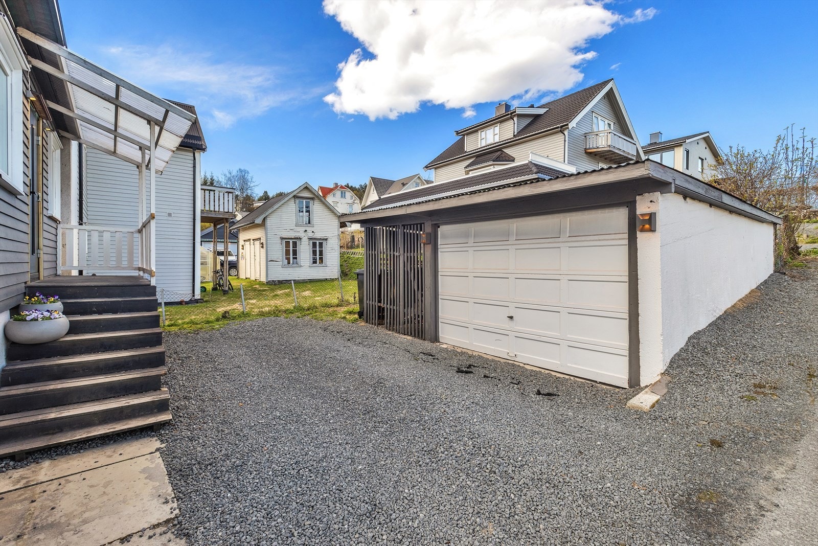 Garasje m/vedskjul Galleribilde