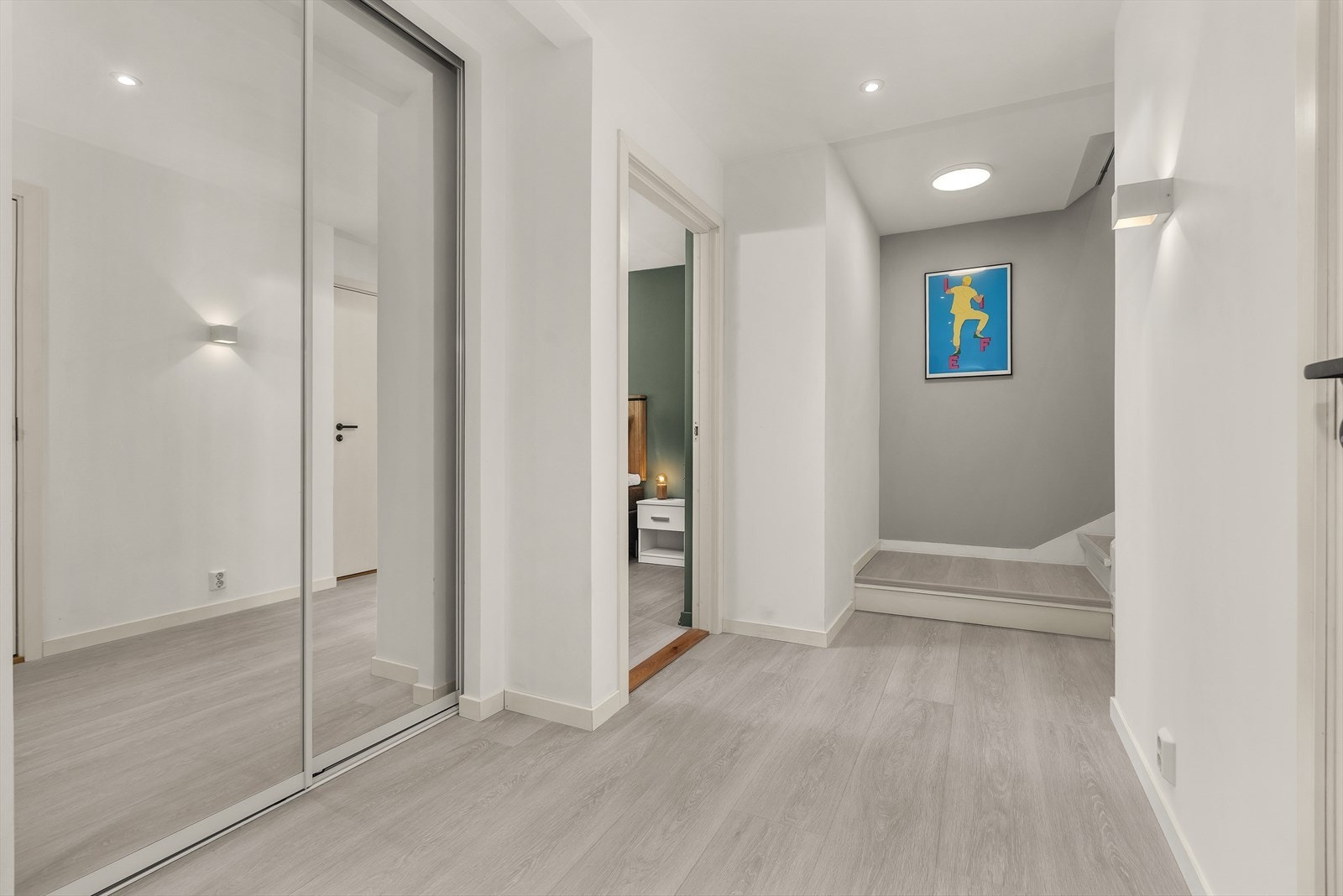 I gangen nede er det montert skyvedørsgarderobe Galleribilde