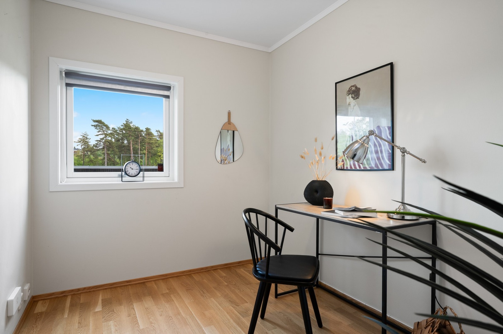 Soverom 1 ligger i hovedetasjen med plass til seng og garderobeoppbevaring. Galleribilde