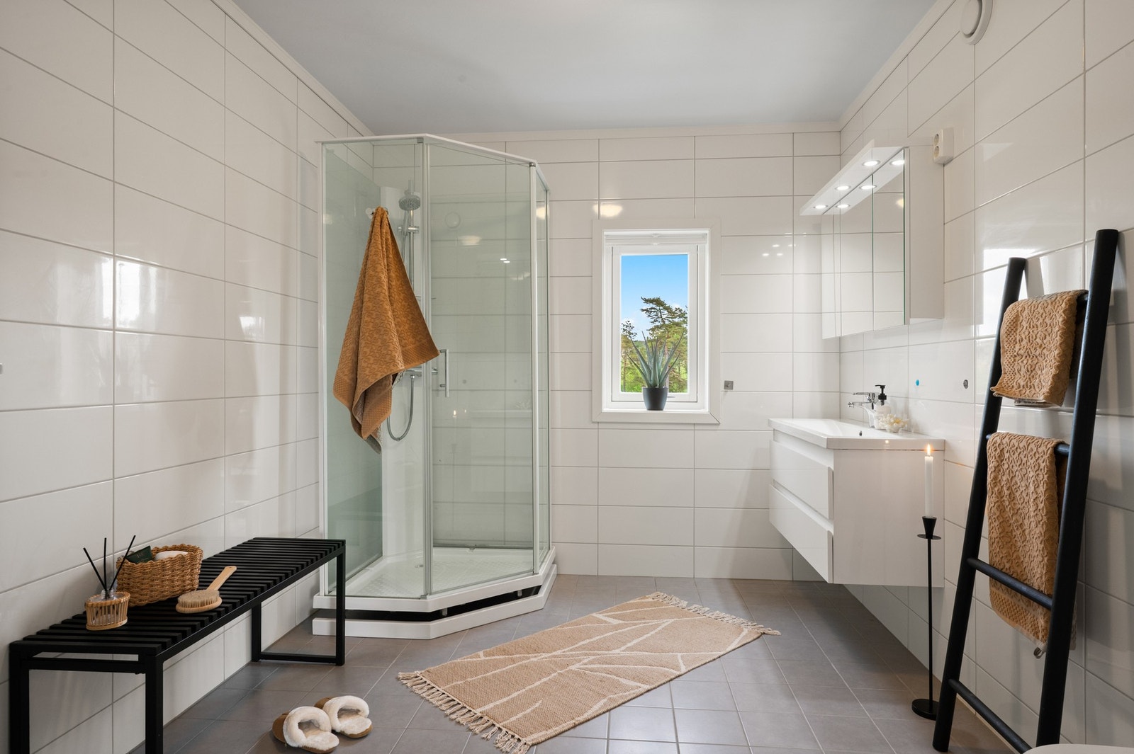 Badet i 2. etasje er innredet med dusjkabinett og servant med underskap. Galleribilde