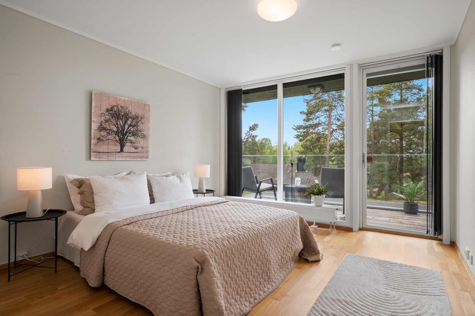 Soverom nr. 2 er boligens største rom og har utgang til balkong på ca. 8 m². Galleribilde