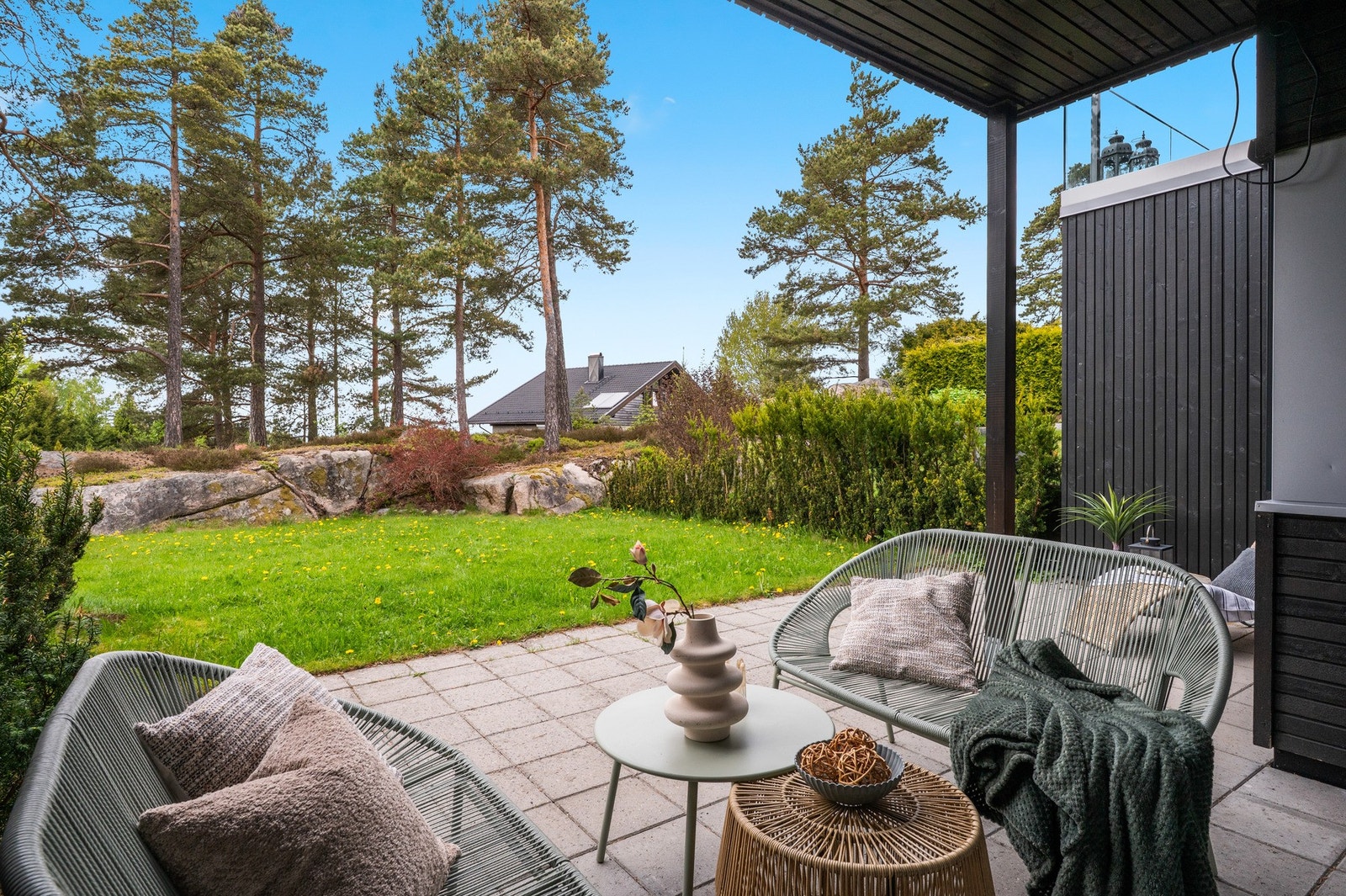 Boligen har to fine uteplasser i tillegg til en hyggelig uteplass på fremsiden. Galleribilde