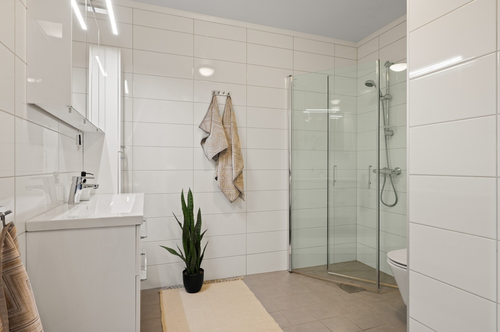 Badet i hovedetasjen er innredet med dusjnisje og servant med underskap. Galleribilde