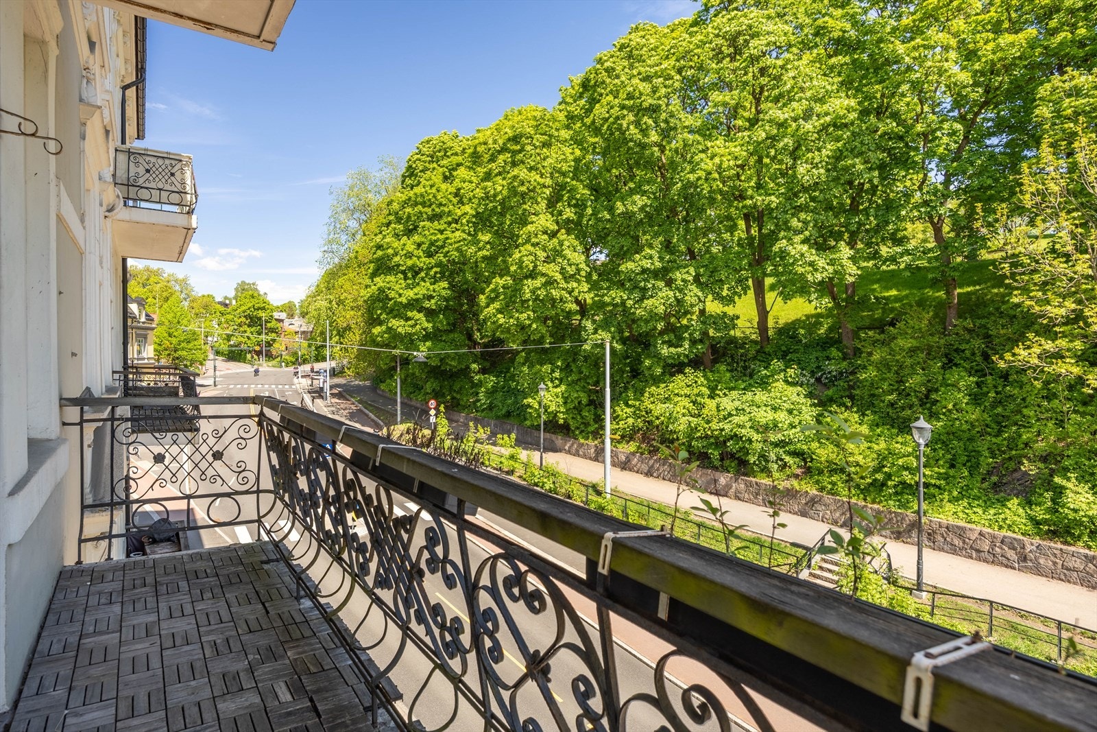 Leiligheten har to balkonger - én med utsikt mot St. Hanshaugen Park og én vendt mot en rolig og hyggelig bakgård. Galleribilde