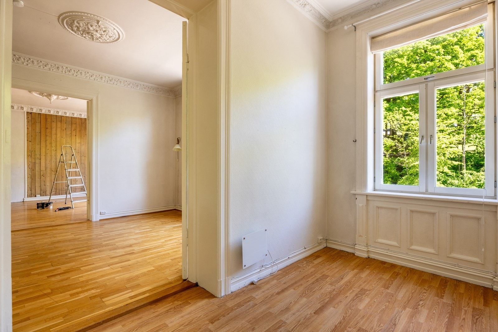 Gulvflater består hovedsakelig av 3-stavs parkett og laminat i oppholdsrom. I gang til hybeldelen er det korkbelegg, mens hybeldelen har tregulv og teppegulv. Galleribilde