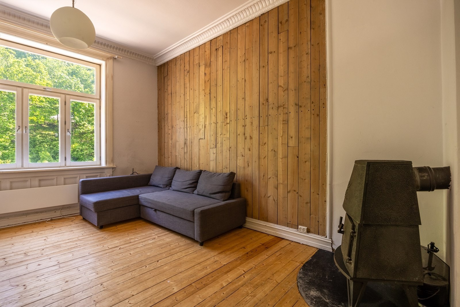 Veggflater i hele leiligheten består av malte flater, malt strietapet, brystningspanel og ubehandlet panel. Galleribilde