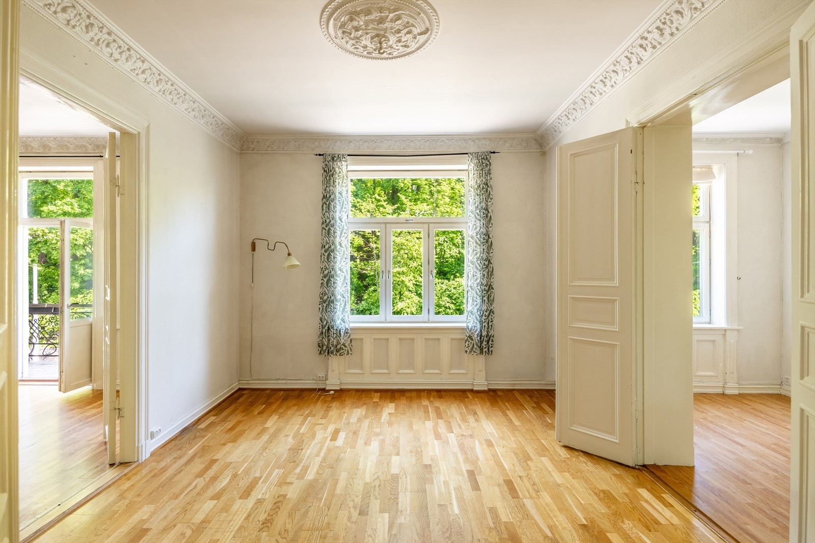 En lys og gjennomgående 4(5)-roms selveierleilighet i 3. etasje i en vakker, klassisk bygård. Galleribilde