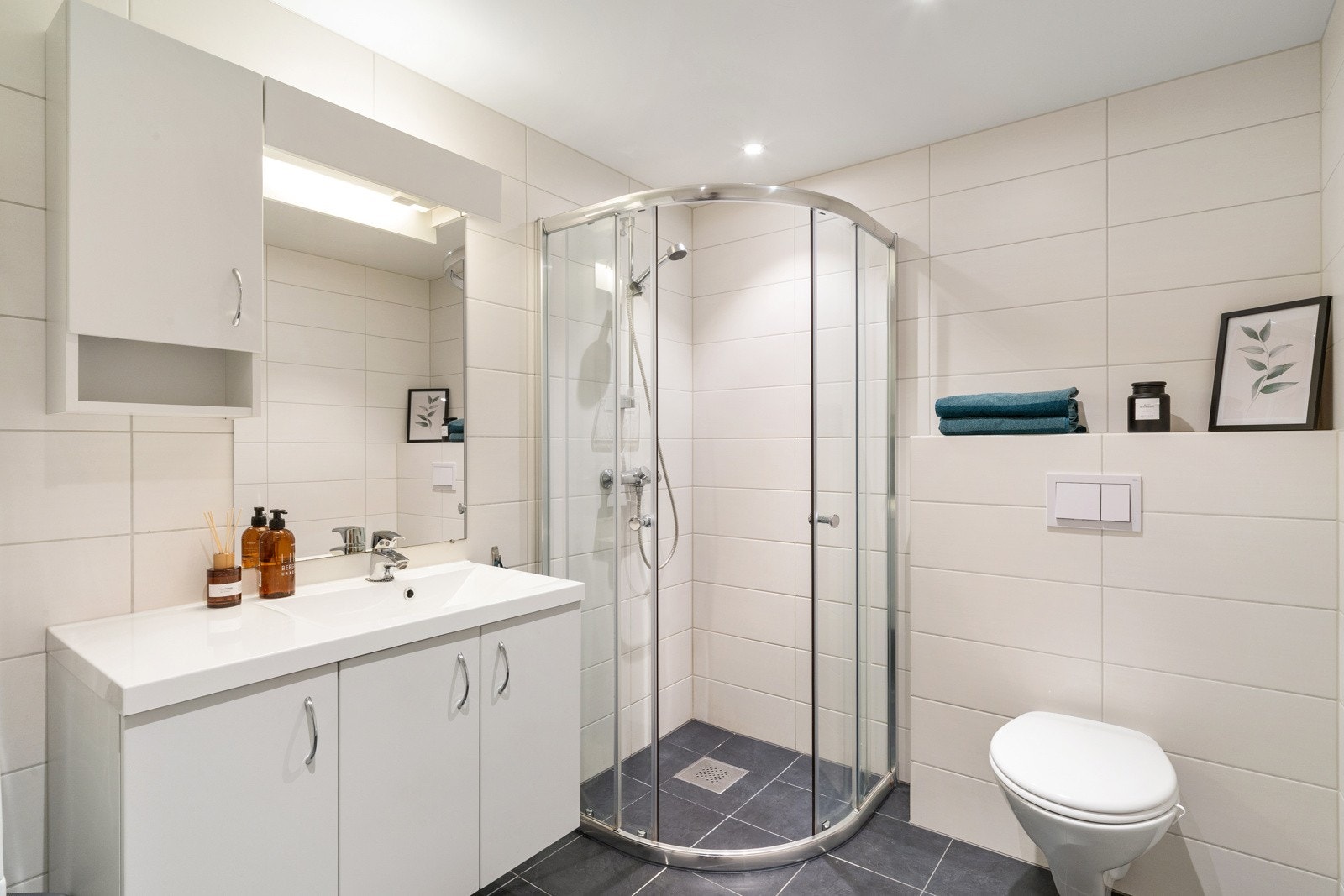 Badet er helfliset og holder en moderne standard med lyse og tidløse materialvalg. Galleribilde