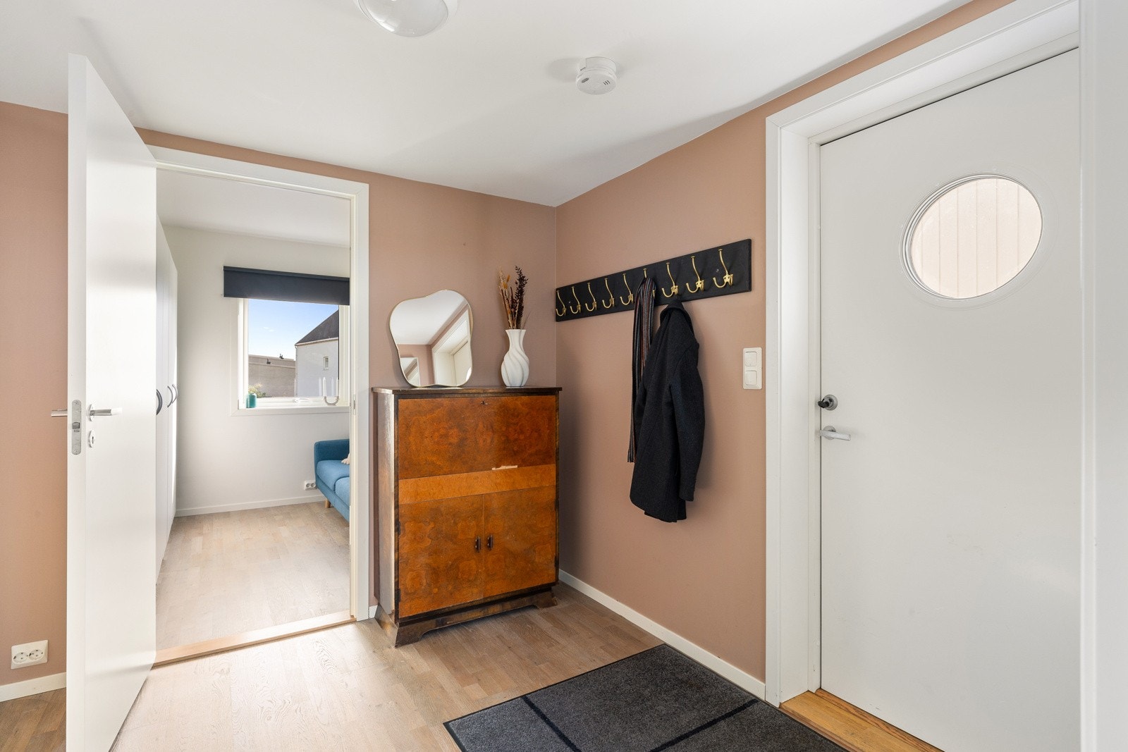 Entréen gir et godt førsteinntrykk av boligen og har god plass til oppheng av yttertøy og sko, samtidig som gangen binder rommene sammen på en naturlig og funksjonell måte. Galleribilde
