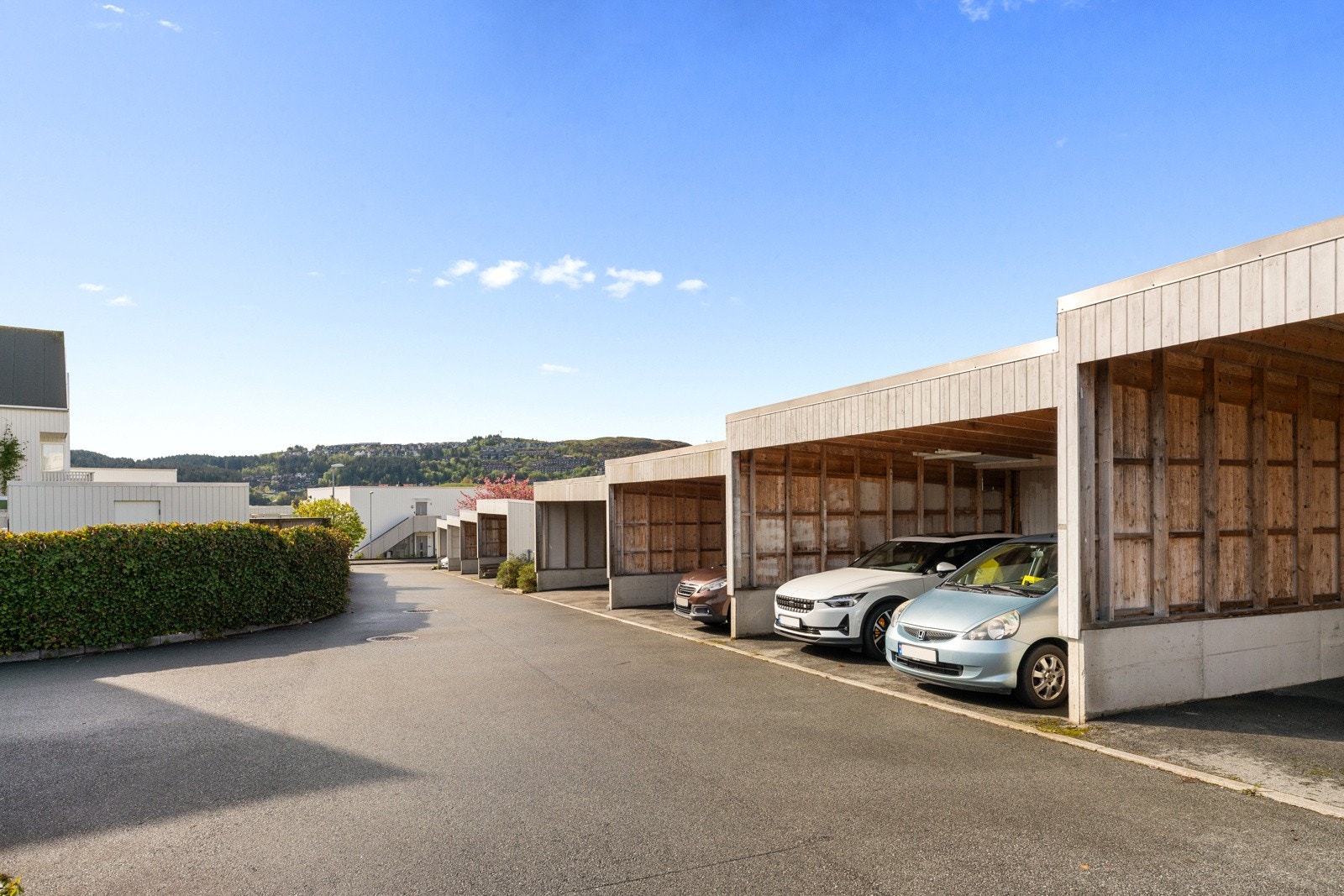 Det medfølger egen carport til boligen. Det er også mulighet for etablering av elbillader. Galleribilde