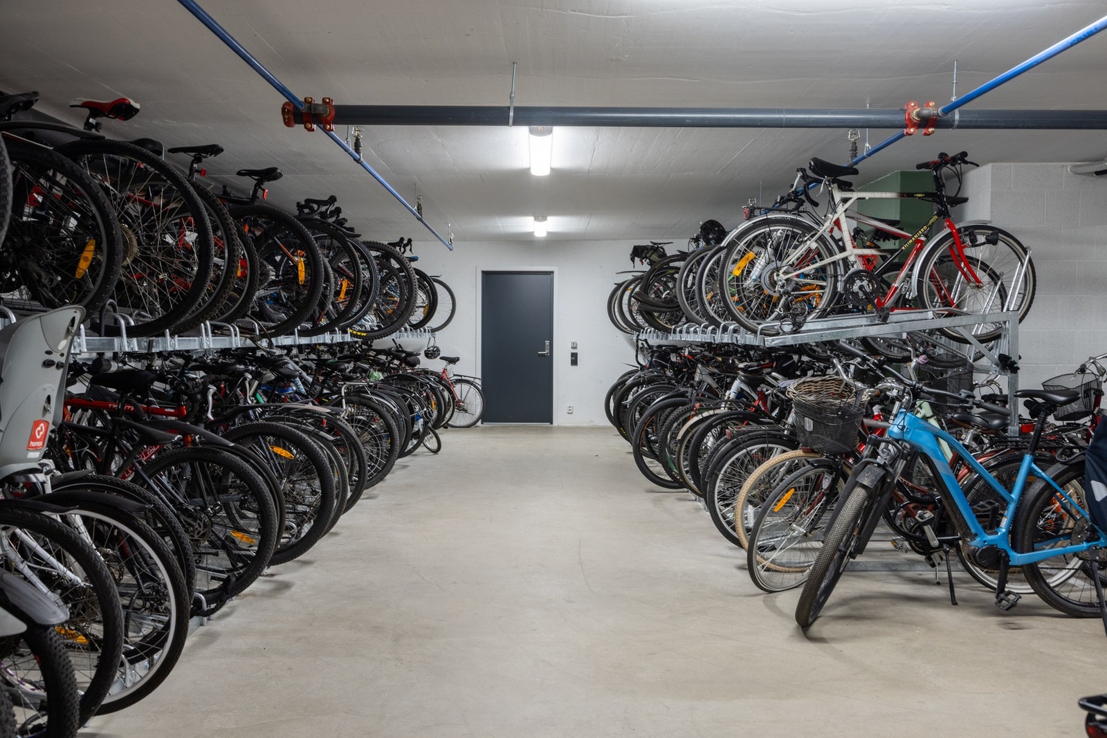 Felles sykkelbod i borettslaget. Galleribilde