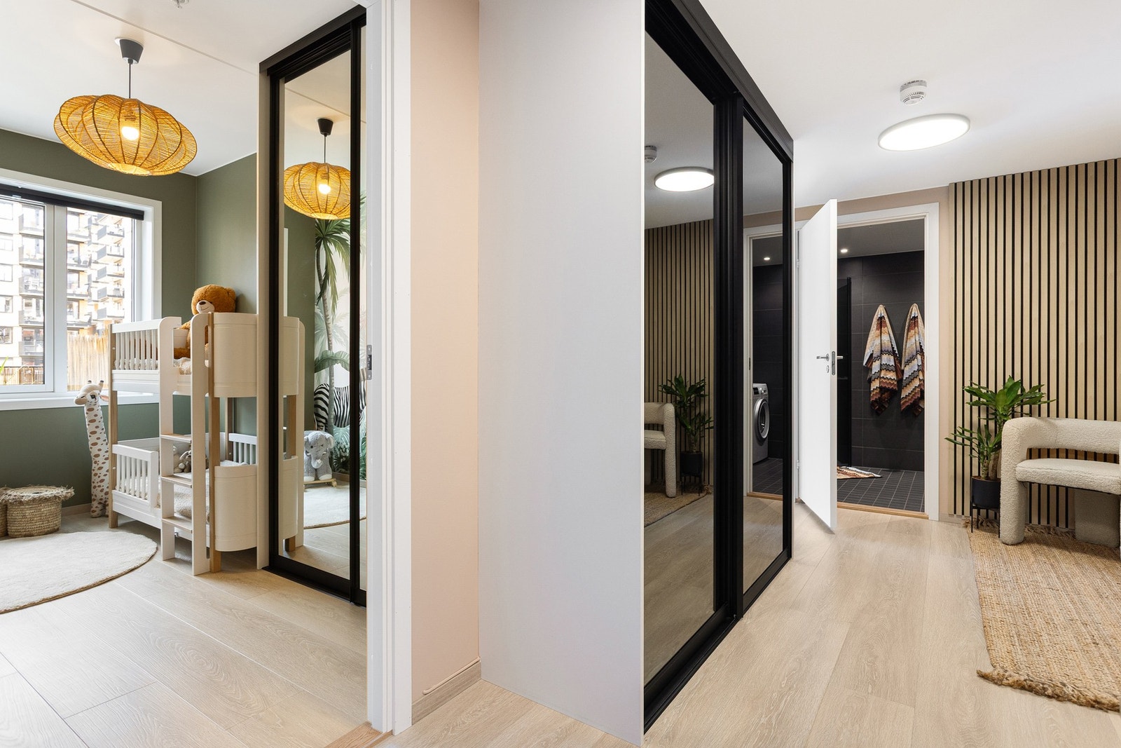Entréen har delikate fargevalg og spilevegger som setter et lekkert preg på rommet. Galleribilde