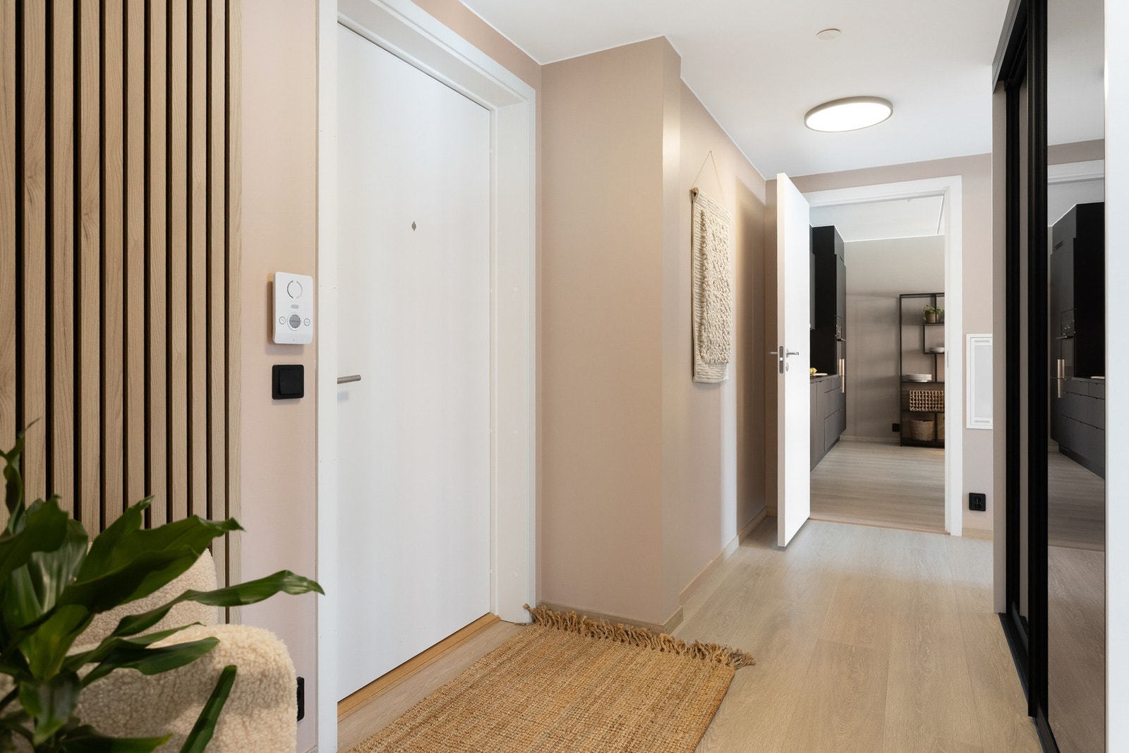 Velkommen inn - entréen gir et godt førsteinntrykk av boligen. Galleribilde
