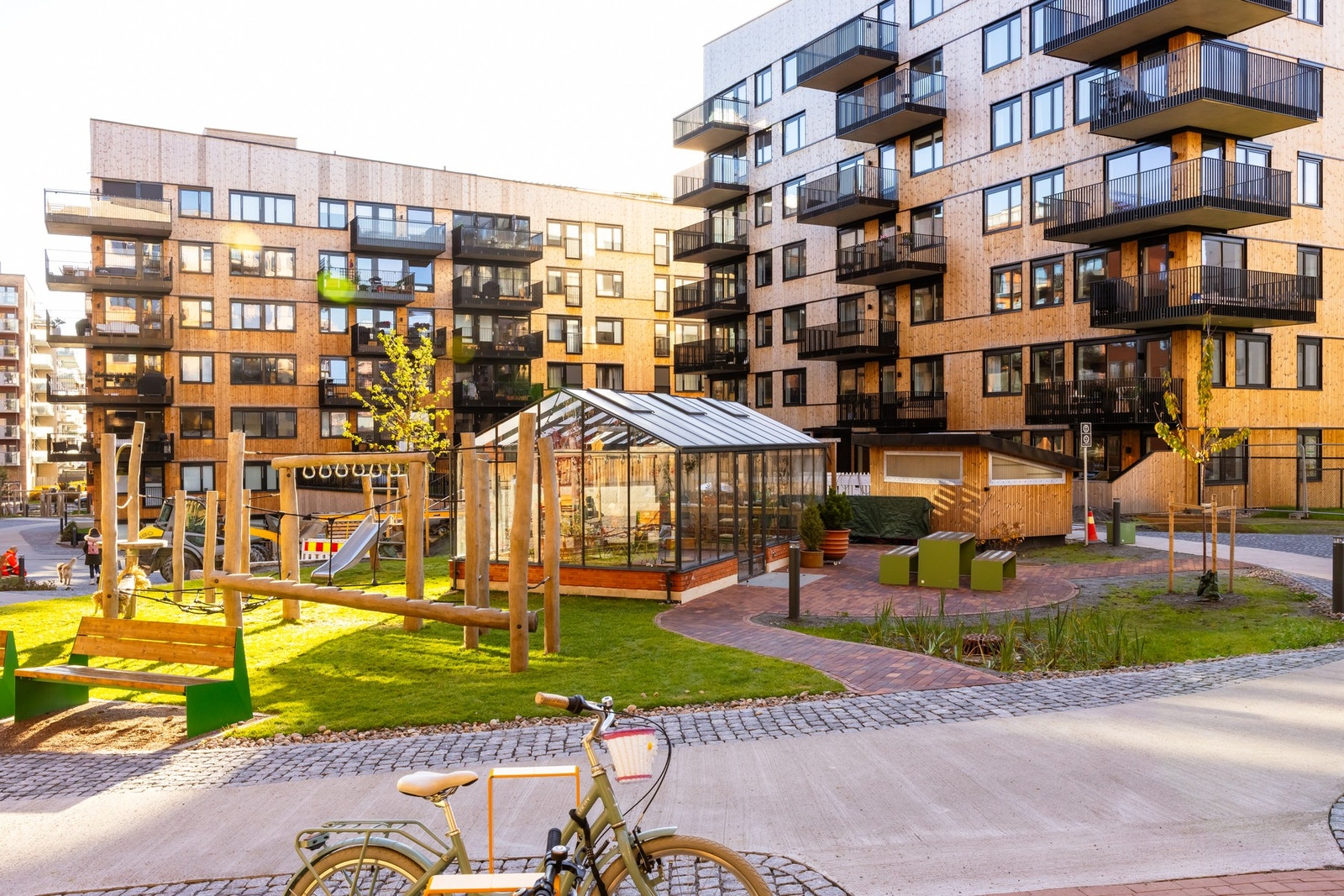 Her kan hver beboer booke tid. Huset gir mulighet for lengre plantesesong og er en sosial møteplass, særlig når været ikke er på sitt beste. Galleribilde