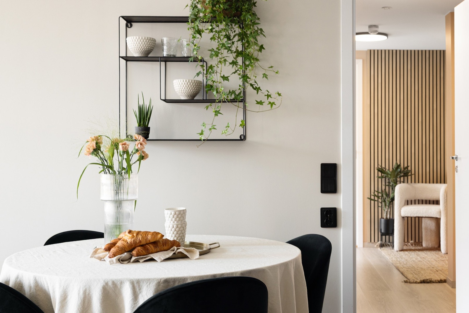 Inviter til hyggelige sammenkomster og gode middager. Galleribilde