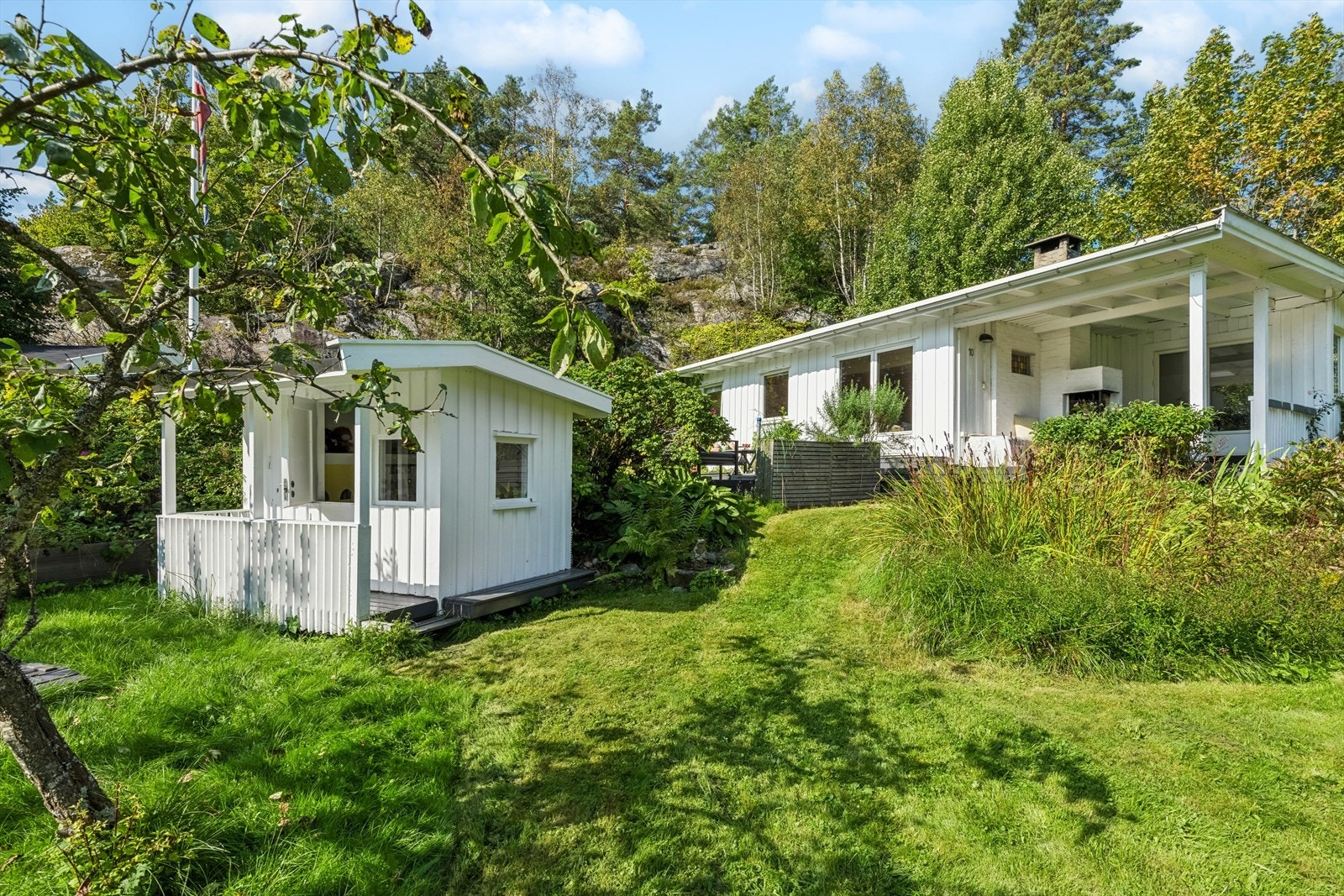 Hytta ble tilbygget i 2017 og har en stor, delvis overbygget terrasse med utendørs peis. Galleribilde