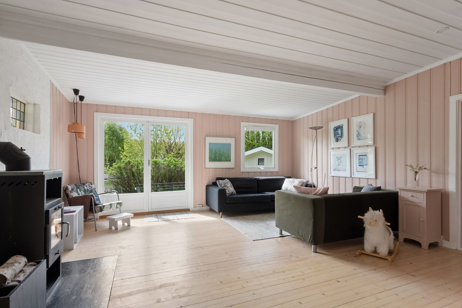 Stuen er romslig og innbyr til flere soner. Galleribilde
