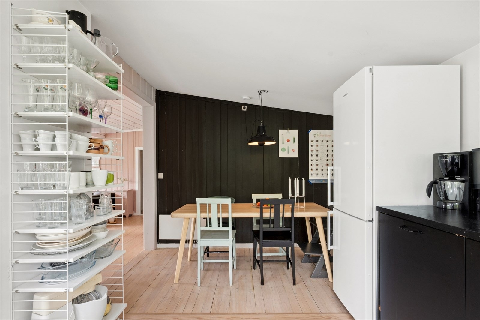 Spiseplassen er en naturlig del av kjøkkenet, med plass til et langbord. Galleribilde