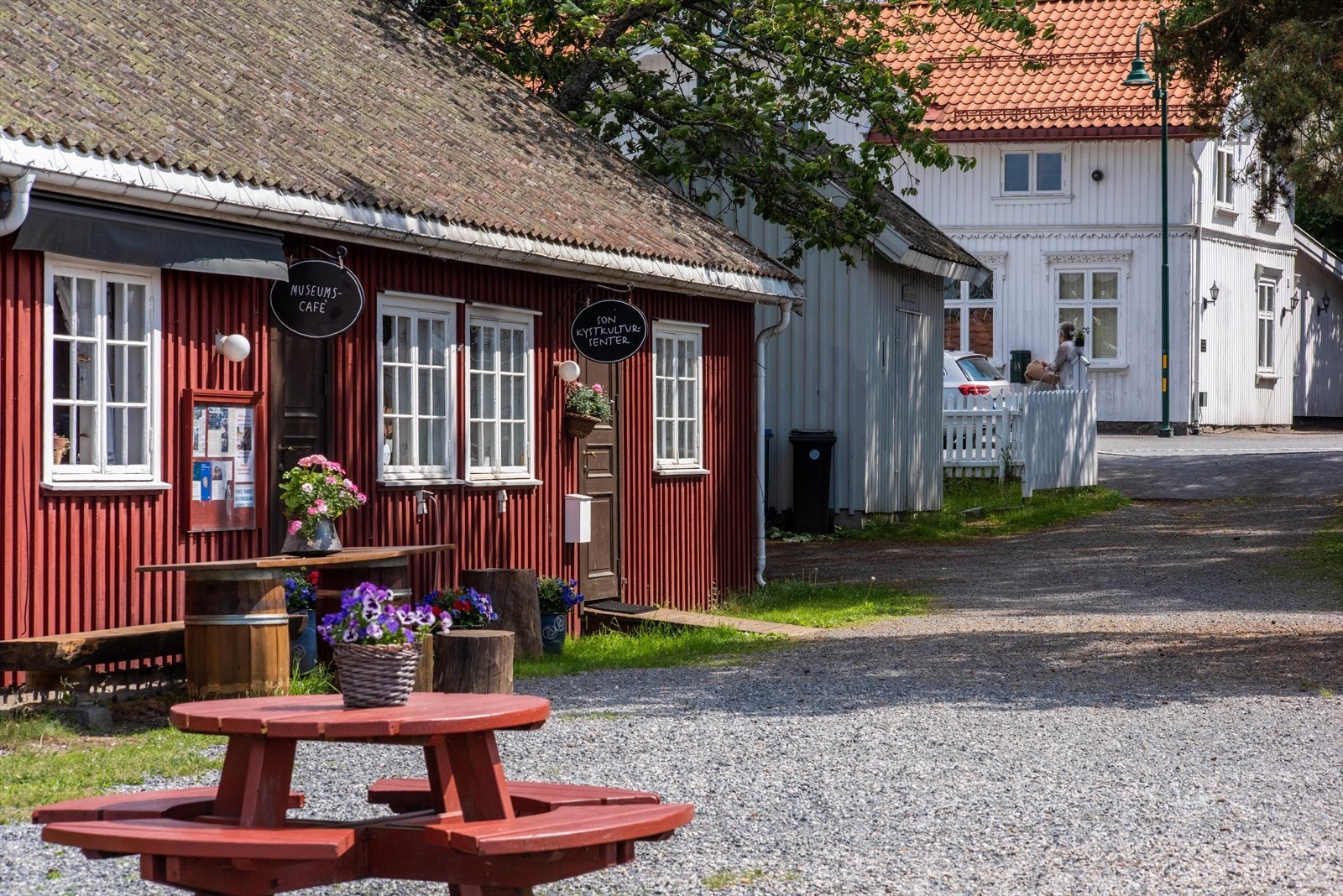 Hyggelig med cafeer, restauranter, fiskebutikk, bakeri og lekeplass for de minste. Galleribilde