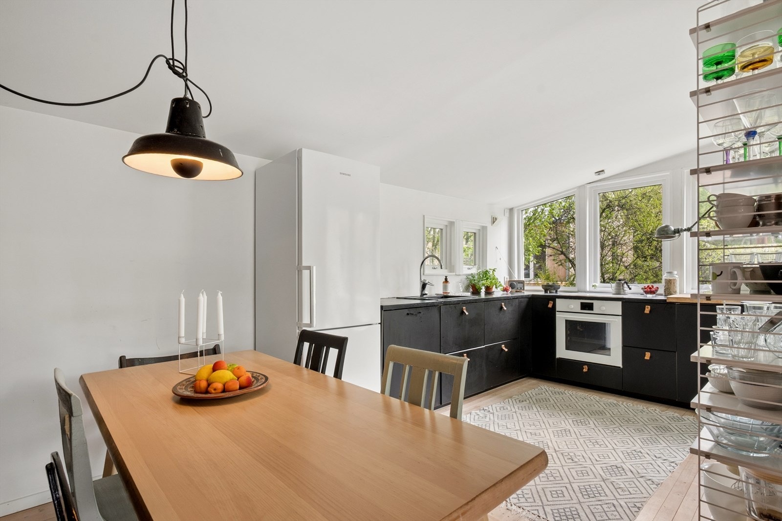 Kjøkkenet har en moderne innredning fra 2017 av merket Ikea med mørke slette fronte og MDF benkeplate med overflate av mikrosement. Galleribilde