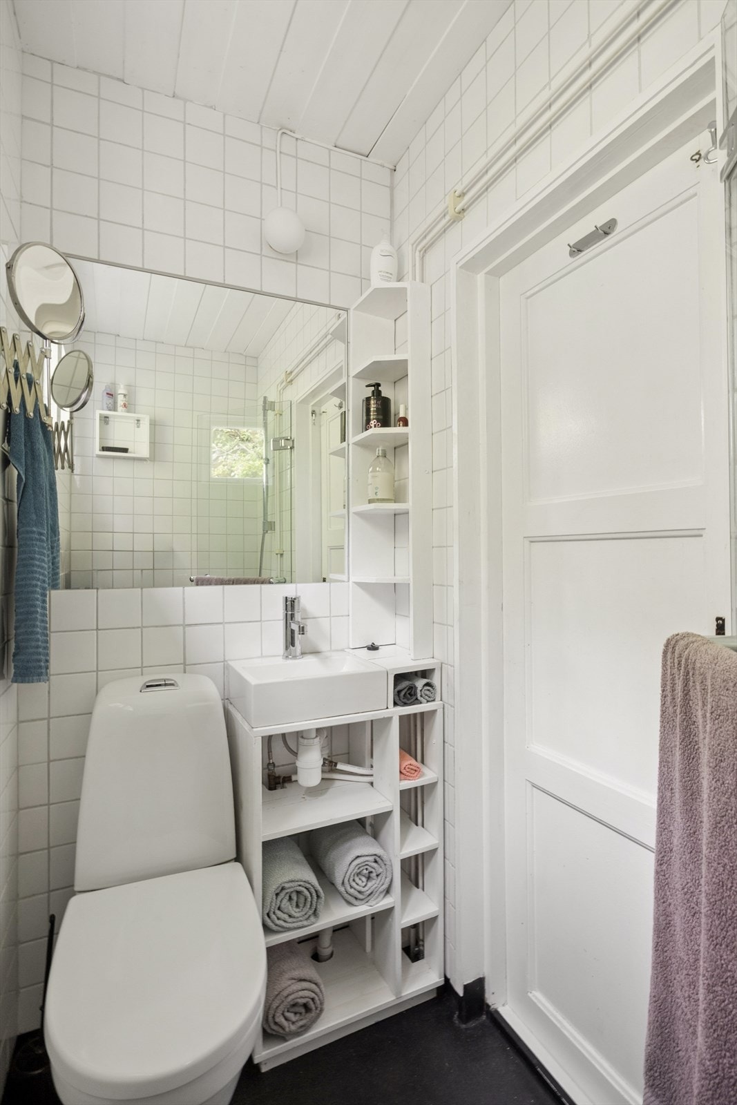 Badet ble bygget om i 2011 og har fliser på veggene og vinylbelegg på gulvet. Galleribilde