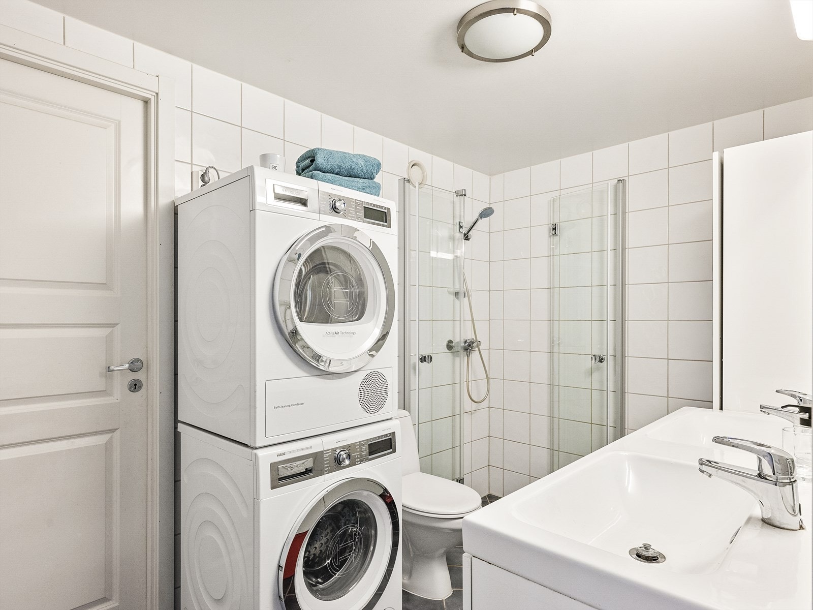 Badet er fra byggeåret og har flislagte overflater og en nedsenket himling. Galleribilde
