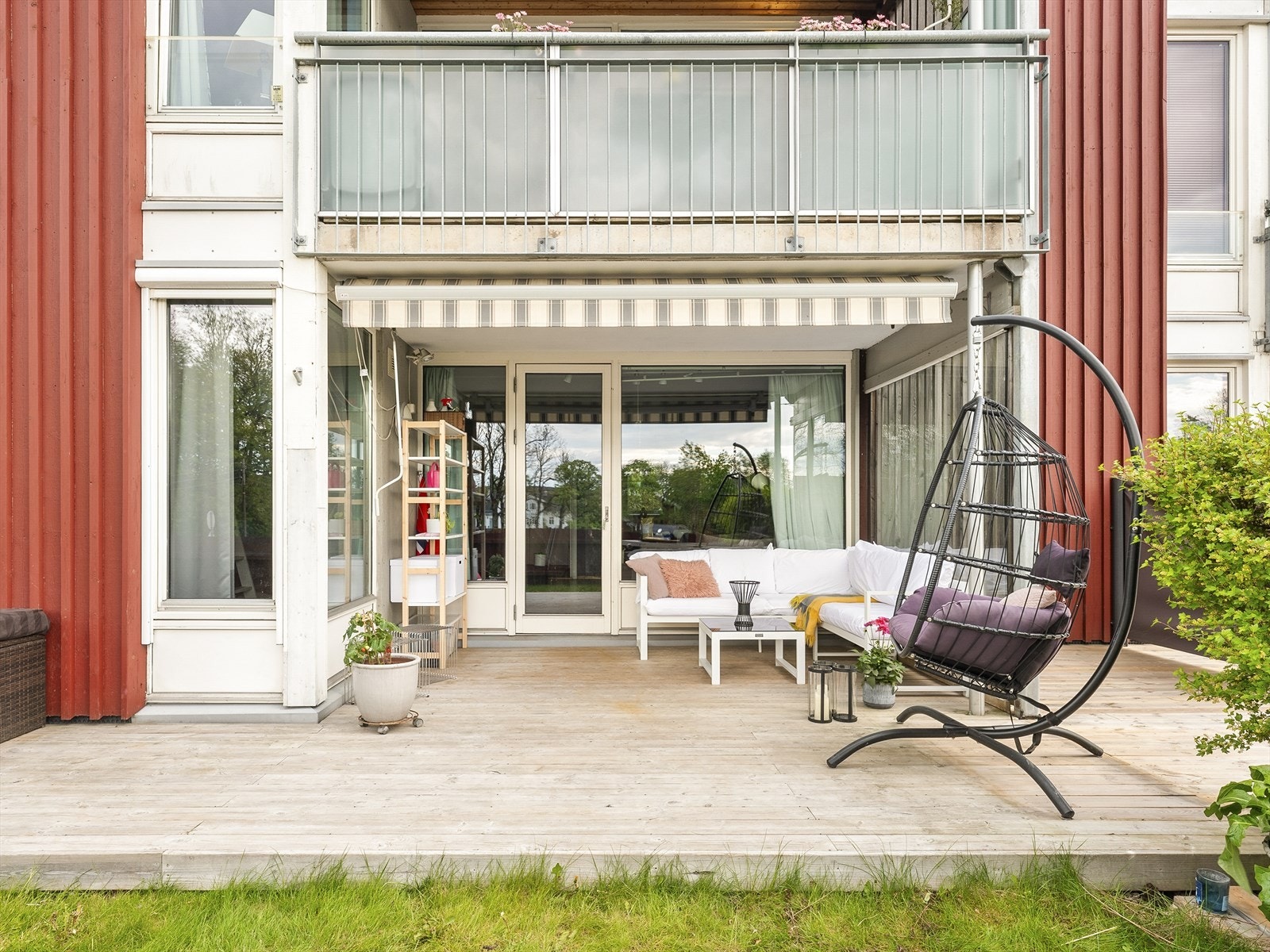 Leiligheten ligger på første plan med enkel adkomst til uteområdet. Galleribilde
